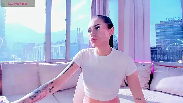 Snapshot of Little__Linda chatting on October 23, 2025, 12:59 pm Little Linda online show from October 23, 2025, 12:59 pm