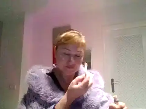 Snapshot of Luzia-Sal chatting on February 4, 2025, 7:40 am Luzia-Sal online show from February 4, 2025, 7:40 am