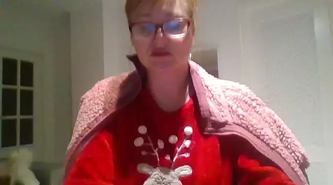 Snapshot of Luzia-Sal chatting on February 5, 2025, 6:02 am Luzia-Sal online show from February 5, 2025, 6:02 am