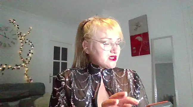 Snapshot of Luzia-Sal chatting on February 13, 2025, 11:15 pm Luzia-Sal online show from February 13, 2025, 11:15 pm