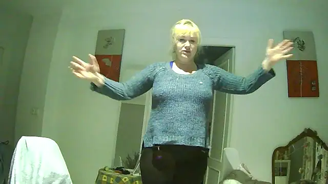 Snapshot of Luzia-Sal chatting on February 14, 2025, 10:36 pm Luzia-Sal online show from February 14, 2025, 10:36 pm