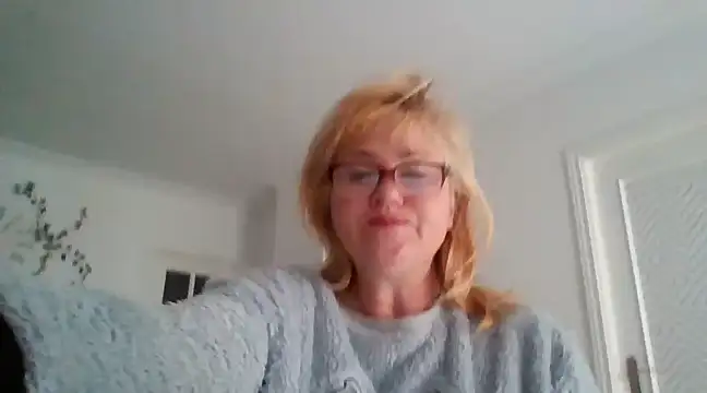 Snapshot of Luzia-Sal chatting on March 10, 2025, 8:04 am Luzia-Sal online show from March 10, 2025, 8:04 am