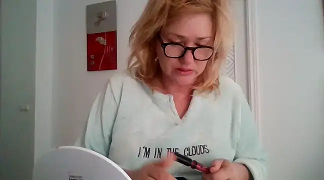 Snapshot of Luzia-Sal chatting on March 15, 2025, 8:04 am Luzia-Sal online show from March 15, 2025, 8:04 am