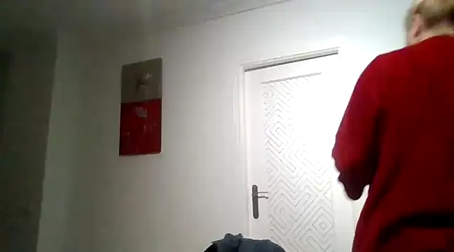 Snapshot of Luzia-Sal chatting on March 21, 2025, 6:27 am Luzia-Sal online show from March 21, 2025, 6:27 am