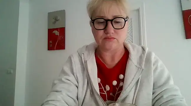 Snapshot of Luzia-Sal chatting on March 22, 2025, 10:06 am Luzia-Sal online show from March 22, 2025, 10:06 am