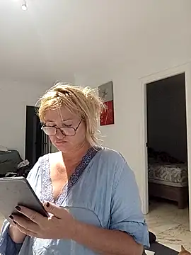 Snapshot of Luzia-Sal chatting on September 12, 2025, 6:02 am Luzia-Sal online show from September 12, 2025, 6:02 am