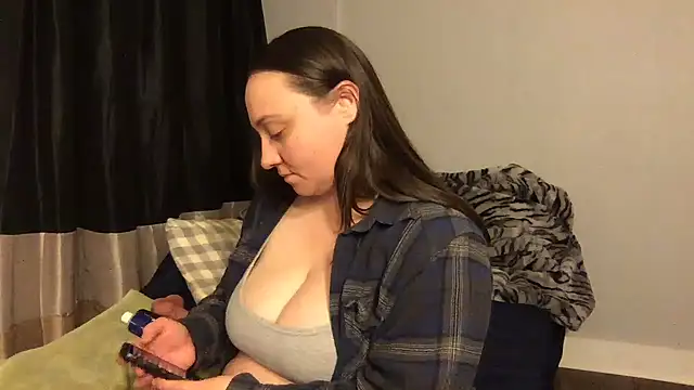 Snapshot of JuicyLuciee chatting on February 1, 2025, 2:37 am JuicyLuciee online show from February 1, 2025, 2:37 am