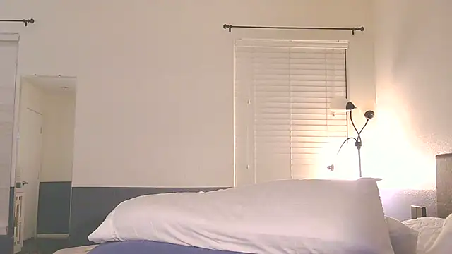 Snapshot of MilfRayne chatting on February 10, 2025, 9:04 am MilfRayne online show from February 10, 2025, 9:04 am