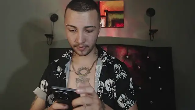 Snapshot of FemToMale chatting on January 28, 2025, 2:43 am FemToMale online show from January 28, 2025, 2:43 am