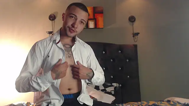 Snapshot of FemToMale chatting on January 29, 2025, 4:05 am FemToMale online show from January 29, 2025, 4:05 am