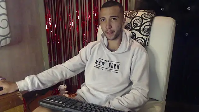 Snapshot of FemToMale chatting on February 14, 2025, 7:38 am FemToMale online show from February 14, 2025, 7:38 am