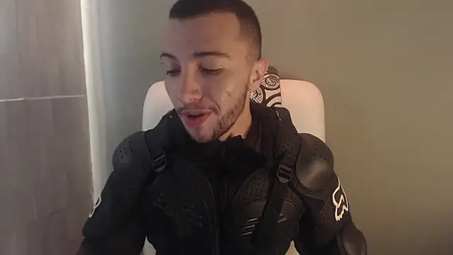 Snapshot of FemToMale chatting on February 26, 2025, 9:58 pm FemToMale online show from February 26, 2025, 9:58 pm