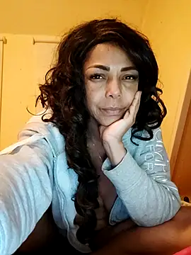 Snapshot of Lunasquirt1985 chatting on September 30, 2025, 12:37 am Lunasquirt1985 online show from September 30, 2025, 12:37 am