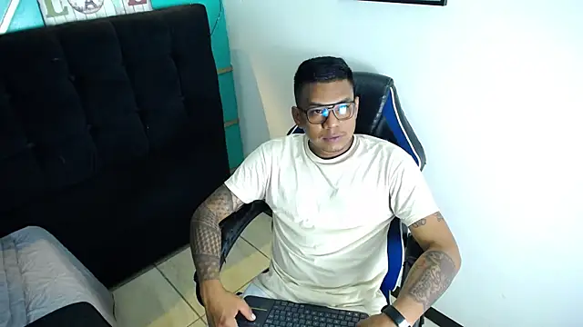 Snapshot of Saipadpuer30 chatting on February 16, 2025, 1:03 am Saipadpuer30 online show from February 16, 2025, 1:03 am