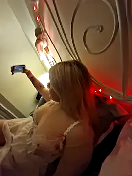 blueeyeblonde33 online show from October 13, 2025, 7:25 pm