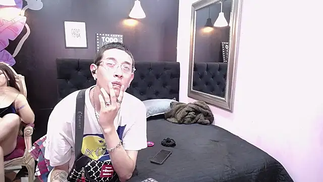 Snapshot of SimonAndJocelyn chatting on September 18, 2025, 2:52 pm SimonAndJocelyn online show from September 18, 2025, 2:52 pm