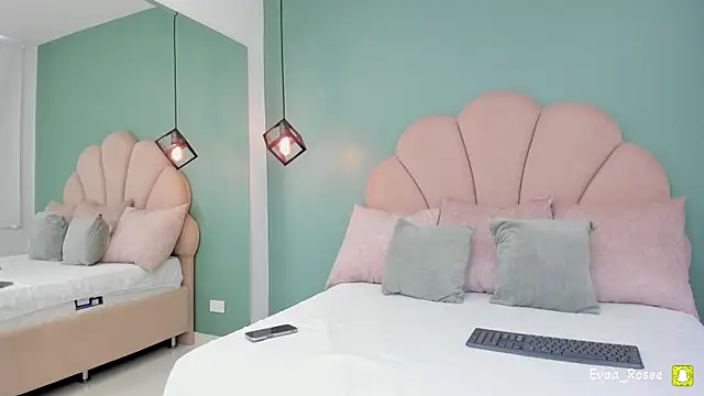 eva roseee online show from April 7, 2026, 3:45 pm