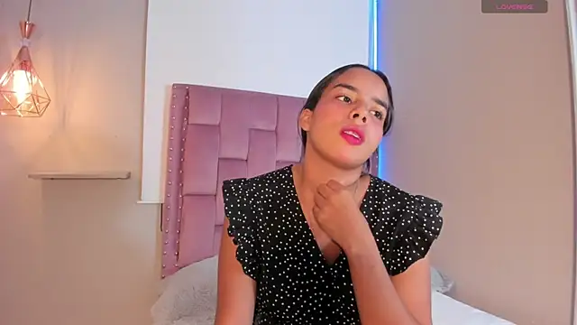 Snapshot of Roxy_Stonee chatting on April 21, 2026, 7:28 pm Roxy Stonee online show from April 21, 2026, 7:28 pm