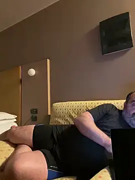 fuocovivo4 online show from February 3, 2025, 7:31 pm