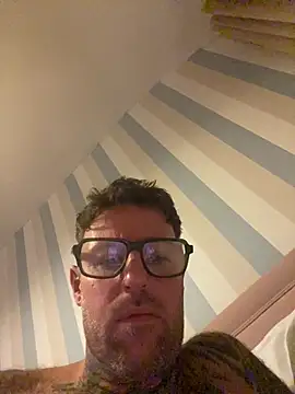 Jamesdeanmcqueen online show from November 20, 2025, 9:47 pm