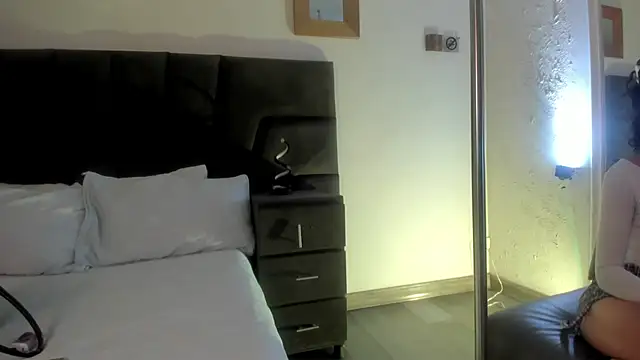 allicemackenzie online show from March 1, 2025, 11:37 pm