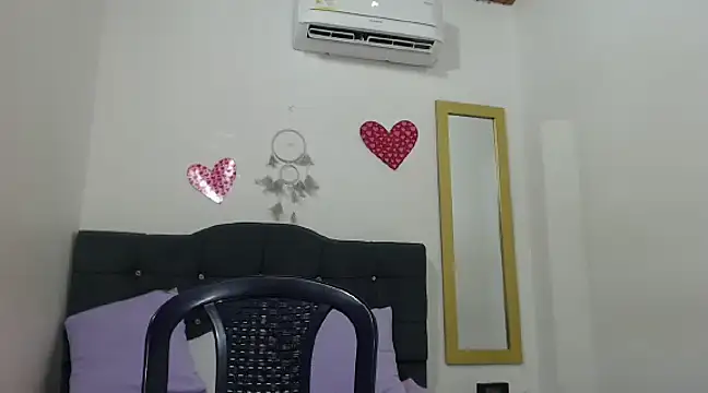 Snapshot of CanelaFierce chatting on February 7, 2025, 11:24 pm CanelaFierce online show from February 7, 2025, 11:24 pm