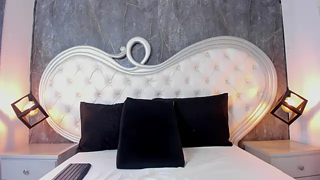 Keyla  Jones online show from September 27, 2025, 7:41 pm