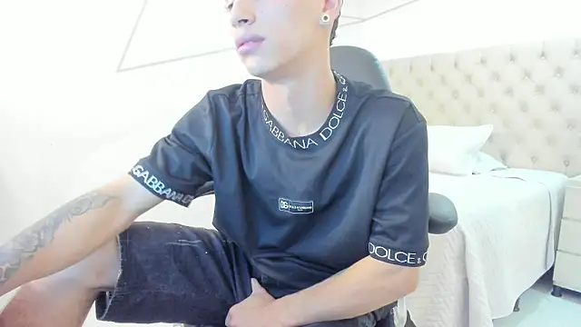 JhoanLeandro online show from September 19, 2025, 4:47 am