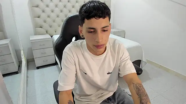 JhoanLeandro online show from November 7, 2025, 4:23 am