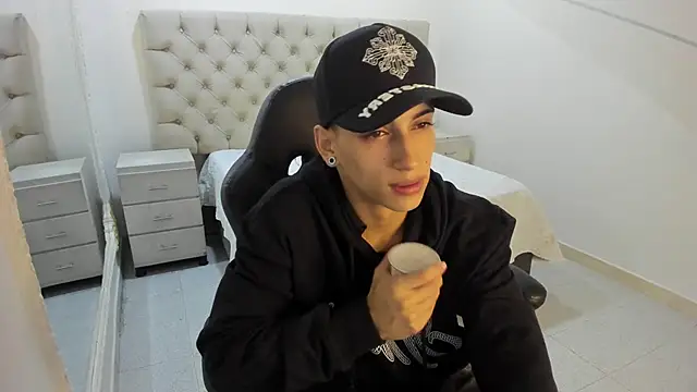 JhoanLeandro online show from December 1, 2025, 5:12 am