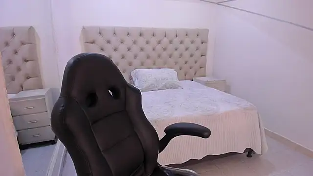 JhoanLeandro online show from December 4, 2025, 4:44 am