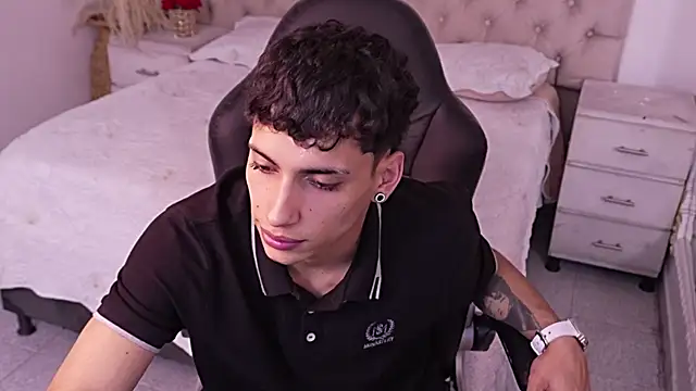 JhoanLeandro online show from March 24, 2026, 6:18 am