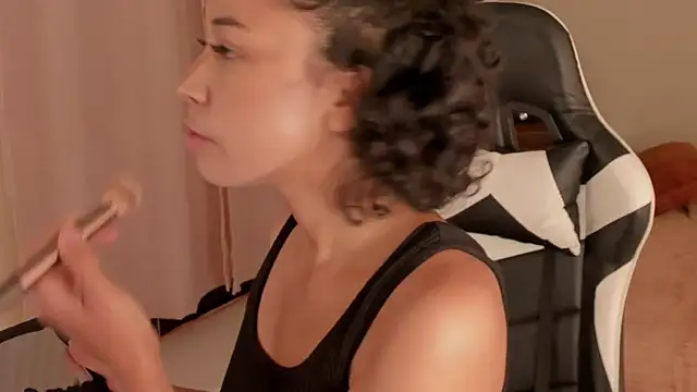 Snapshot of leahaltomm chatting on March 7, 2025, 5:38 pm leahaltomm online show from March 7, 2025, 5:38 pm