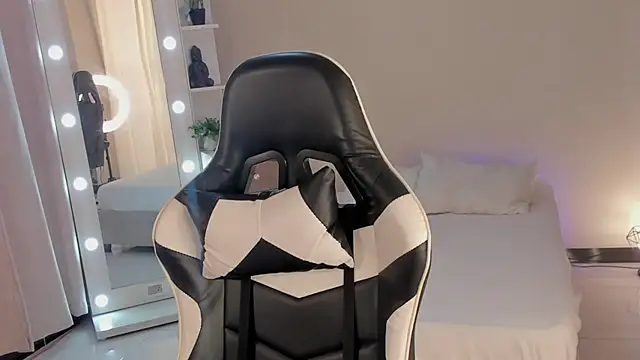 Snapshot of leahaltomm chatting on March 21, 2025, 6:18 pm leahaltomm online show from March 21, 2025, 6:18 pm