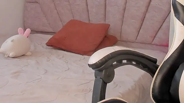 Snapshot of leahaltomm chatting on October 15, 2025, 7:47 pm leahaltomm online show from October 15, 2025, 7:47 pm