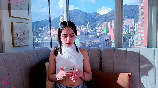 Daphne chers online show from December 13, 2025, 8:47 pm