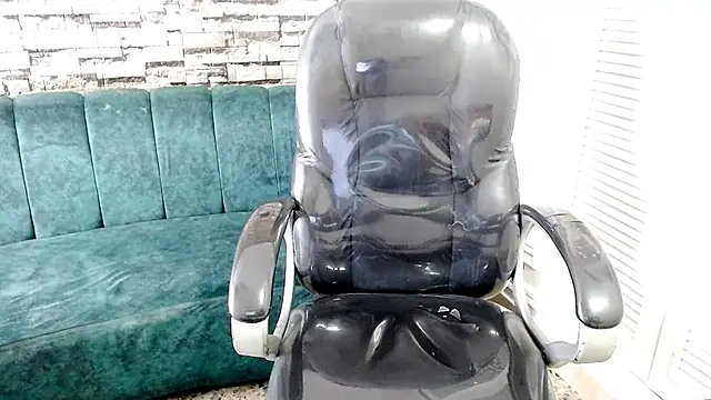 Snapshot of LittleFiree chatting on February 25, 2025, 5:19 am LittleFiree online show from February 25, 2025, 5:19 am