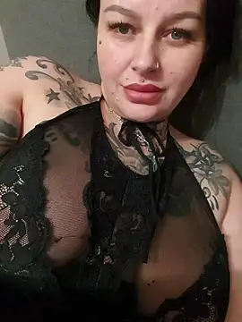 CannabisQueenn online show from November 28, 2025, 7:49 pm