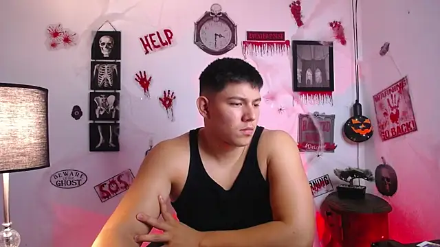 JamesCr  online show from October 28, 2025, 11:18 pm