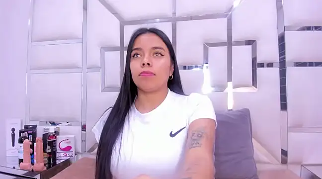 ZoeWan69 online show from February 15, 2025, 1:49 pm