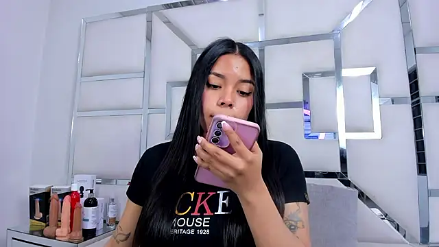 ZoeWan69 online show from November 7, 2025, 11:21 am