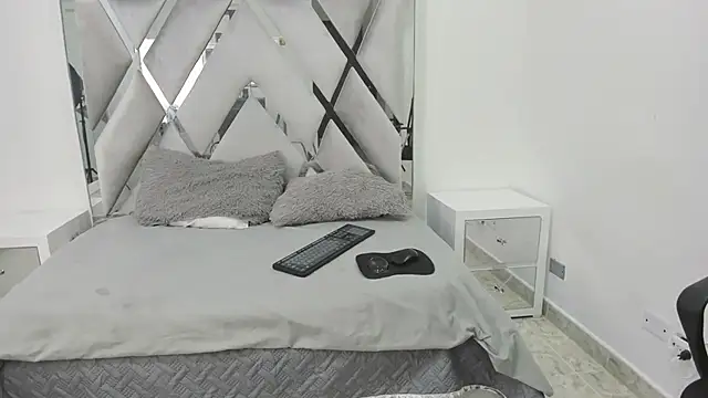 Your Lady Milf online show from February 25, 2025, 12:24 pm