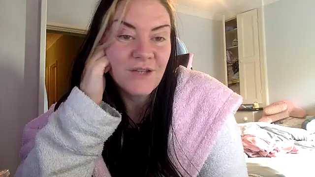 Snapshot of AureliaXOX chatting on February 5, 2025, 2:16 pm AureliaXOX online show from February 5, 2025, 2:16 pm