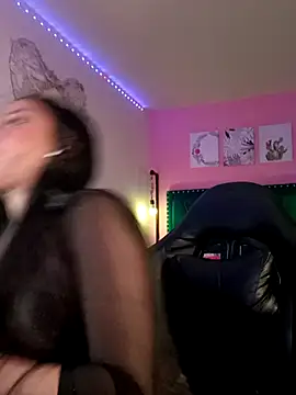 SallyWhitee online show from June 3, 2026, 5:32 am