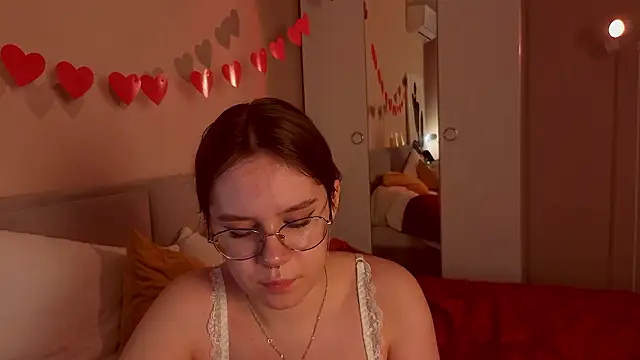 Mia Luw online show from March 15, 2026, 10:32 am