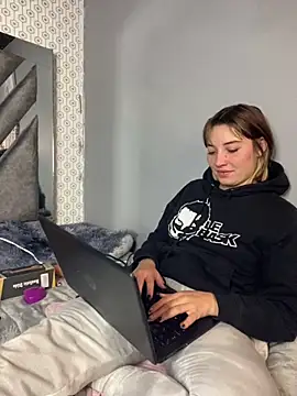 Snapshot of Maggie_Geller chatting on March 5, 2025, 11:27 pm Maggie Geller online show from March 5, 2025, 11:27 pm