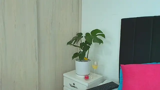 MarianaGiiiL online show from March 4, 2025, 12:18 am