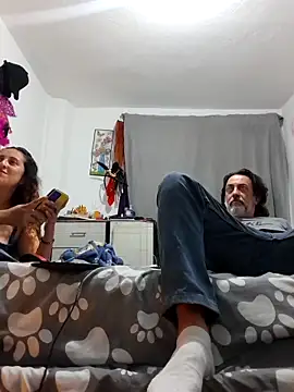 jeans and emma online show from November 19, 2025, 2:22 am