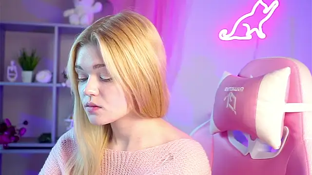 Snapshot of AdeleCartier chatting on March 17, 2025, 10:06 pm AdeleCartier online show from March 17, 2025, 10:06 pm