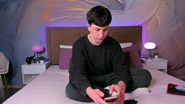 AdrianoAubert online show from September 19, 2025, 3:08 am